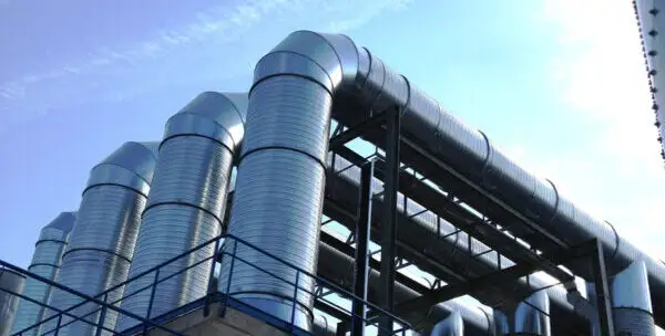 Múltiples ductos galvanizados con codos sobre rack estructural de ventilación industrial