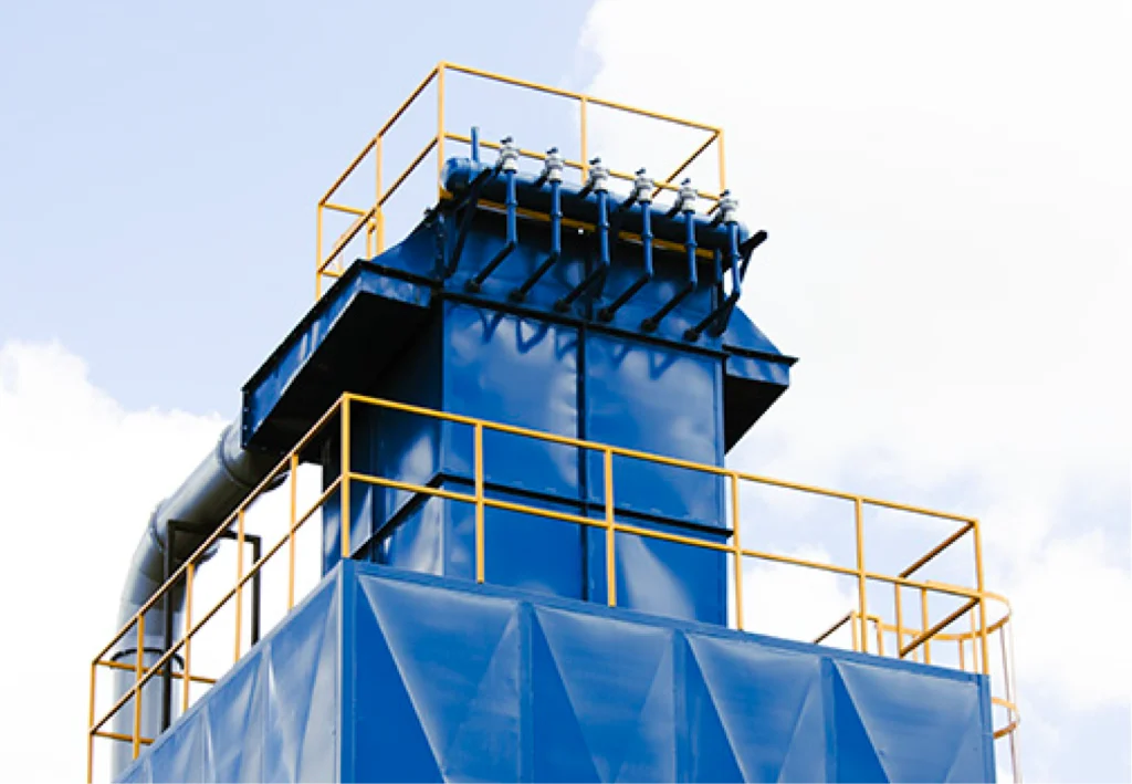 Colector de polvo tipo baghouse azul con pasarela y sistema de limpieza por pulso