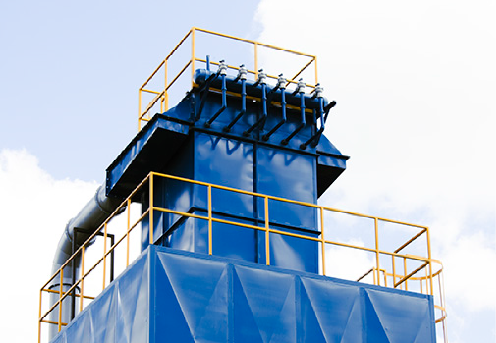 Colector de polvo tipo baghouse azul con pasarela y sistema de limpieza por pulso