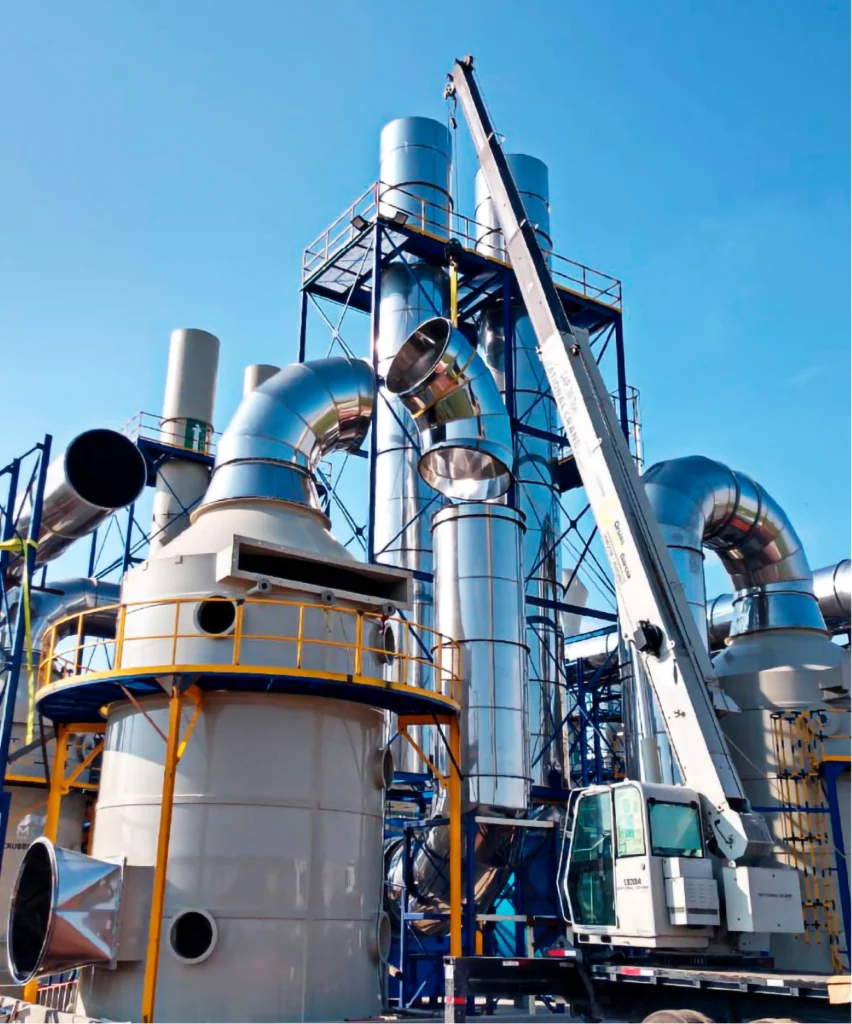 Montaje de scrubber y torre con ductería inoxidable utilizando grúa en planta industrial