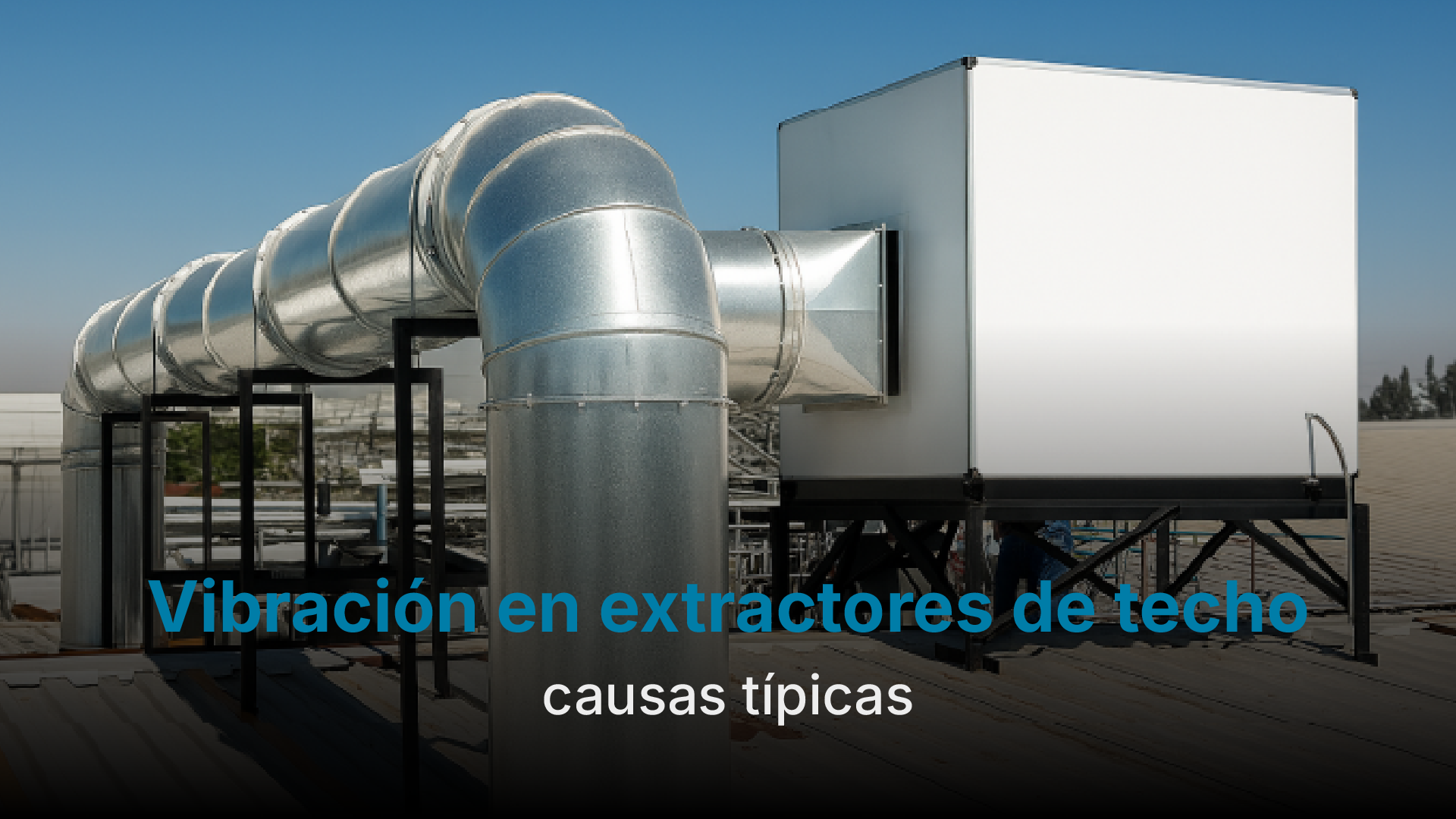Técnico revisando extractores industriales en techo por vibración en ventiladores, evaluando soportes y montaje en ventilación Monterrey